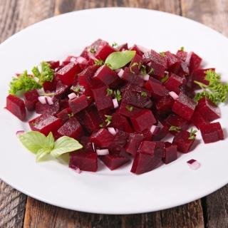 Rote Bete mit gerösteten Sonnenblumenkernen