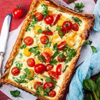 Blätterteig-Tarte mit Cherrytomaten und Pesto