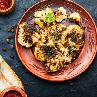 Blumenkohl-Steaks mit feuriger Marinade