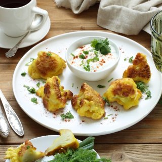Blumenkohlröschen im Bierteig mit Kräutersoße
