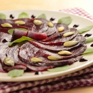 Carpaccio von Roter Bete mit Feldsalat und Birnen