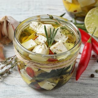 Eingelegter Schafskäse mit Paprika