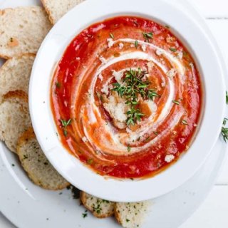 Erfrischende Melonen-Gazpacho mit Fetakäse
