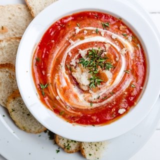 Erfrischende Melonen-Gazpacho mit Fetakäse