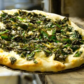 Kartoffelpizza mit Mangold