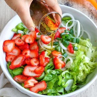 Kohlrabi-Erdbeer-Salat