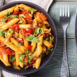Penne mit Rucola, Cocktailtomaten und Schafskäse