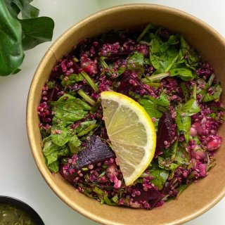 Quinoa mit Rote Bete-Blättern