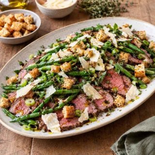Roastbeef mit grünen Bohnen, Croutons und Parmesan