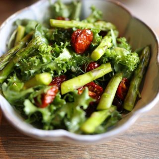 Roher Grünspargelsalat