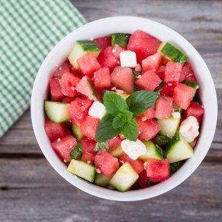 Sommerlicher Salat mit Wassermelonen und Gurken
