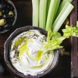 Stangensellerie mit Quark-Dip