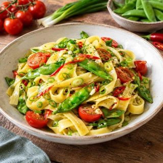 Bandnudeln mit Zuckerschoten und Kirschtomaten