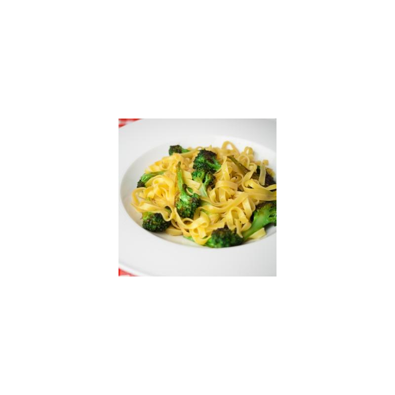 Brokkoli mit Butter und Nudeln