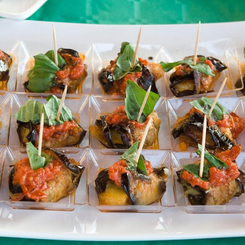 Auberginenröllchen auf Tomatensugo