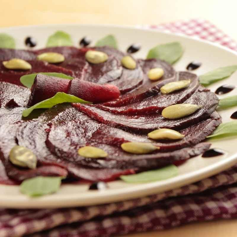 Carpaccio von Roter Bete mit Feldsalat und Birnen