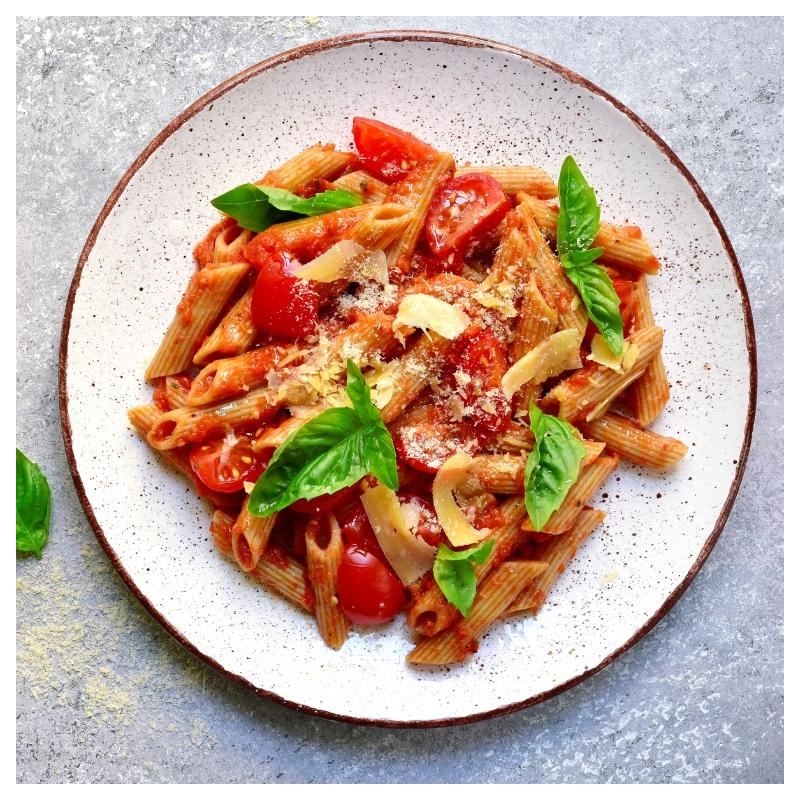 Frühlings-Nudelpfanne mit Spitzkohl