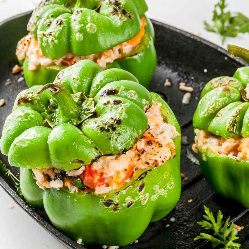 Grüne Paprika mit Eierfülle und Thunfisch