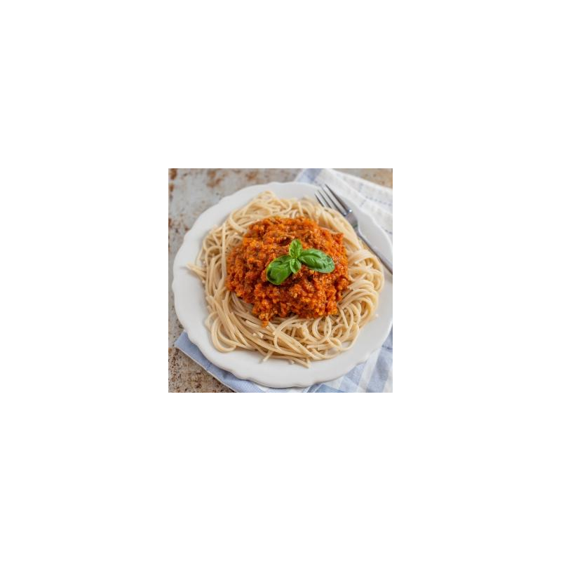 Linsenbolognese mit Pasta und Frühlingszwiebeln