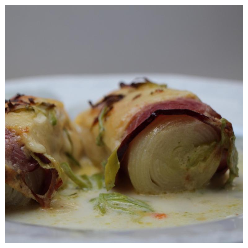 Mit Käse überbackene Lauchröllchen