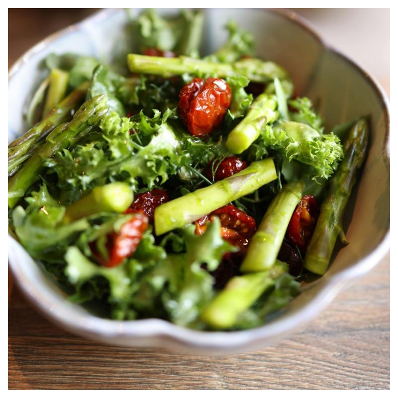 Roher Grünspargelsalat