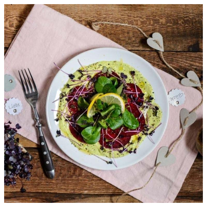 Rote Bete Carpaccio mit Avocadocreme und Rettichsp