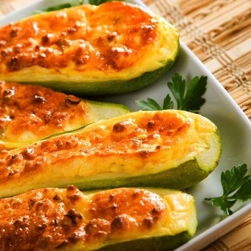 Zucchini mit Geflügel-Käse-Füllung