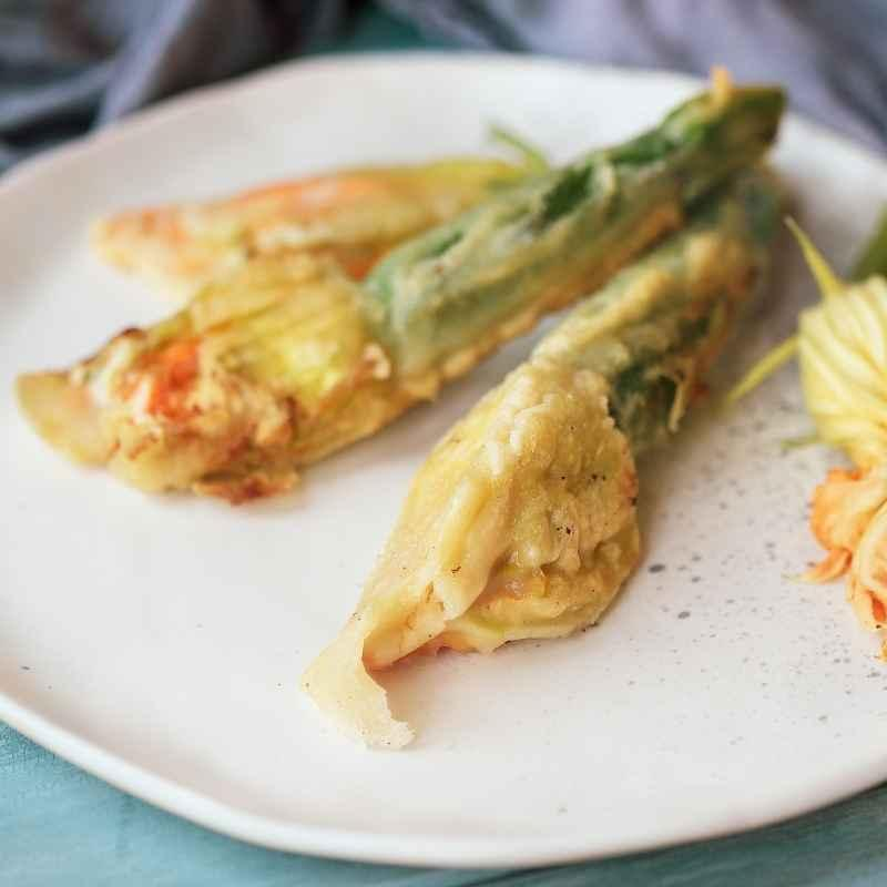 Zucchiniblüten gefüllt und frittiert