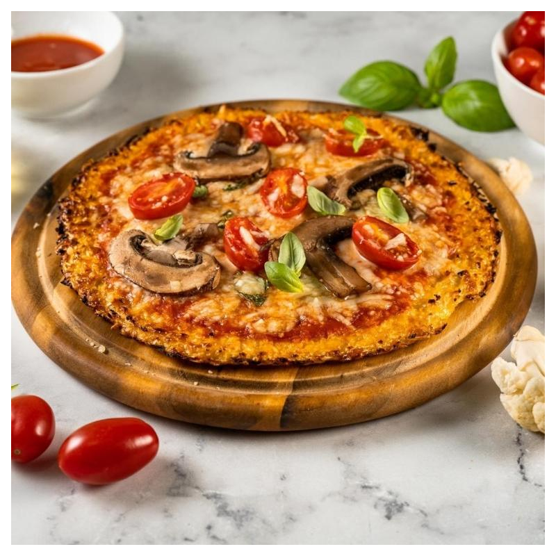 Blumenkohlpizza mit Tomaten und Mozzarella