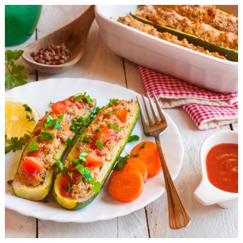 Gefüllte Zucchini mit Reis und Tomaten