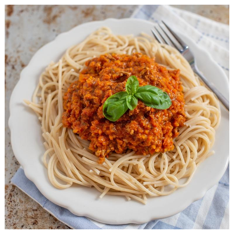 Linsenbolognese mit Pasta und Frühlingszwiebeln