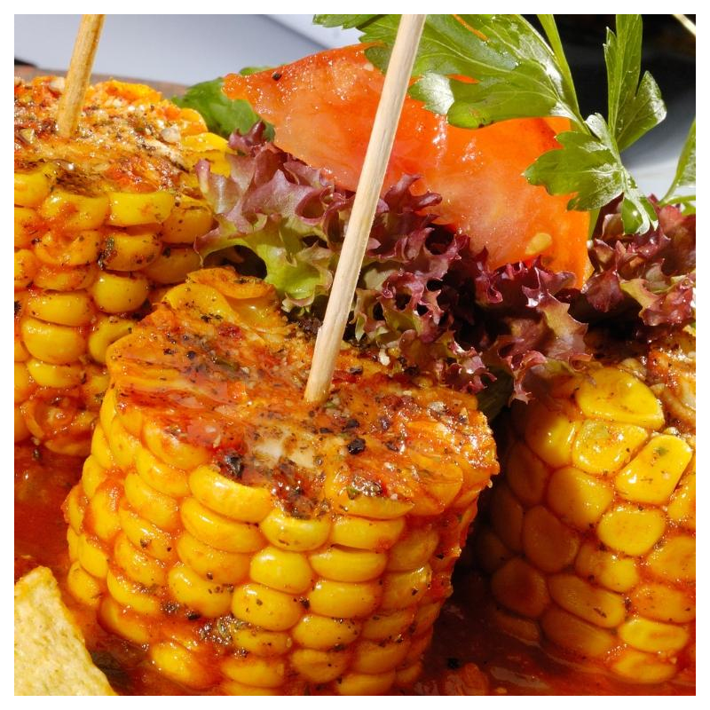 Maiskolben, gebraten mit Bohnen-Knoblauch-Mus