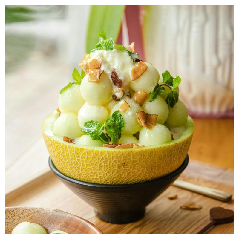 Melonenkugeln mit Erdbeeren