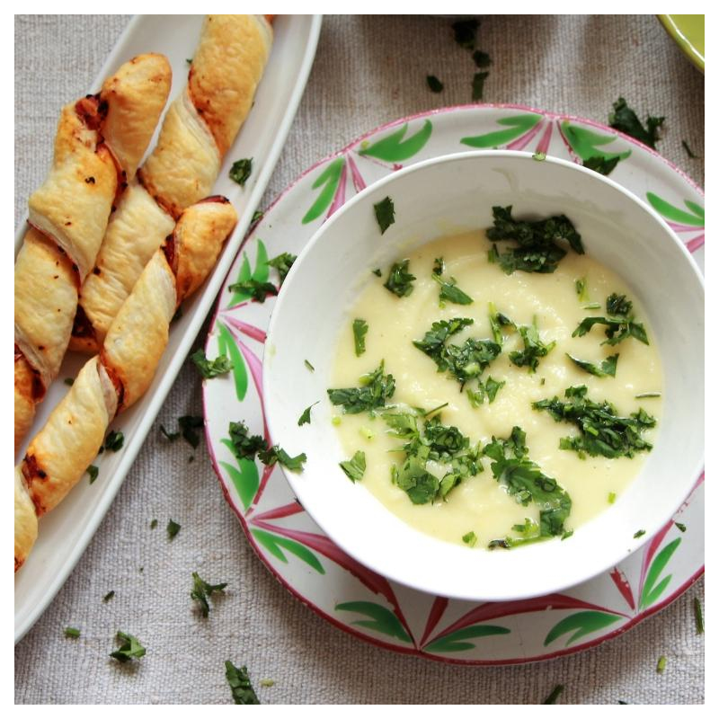 Pastinaken-Creme-Süppchen mit Knusperstangen