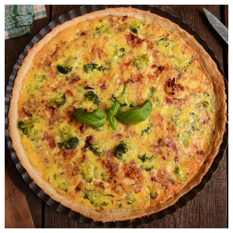 Pizza mit Schwarzkohl und geräuchertem Mozzarella