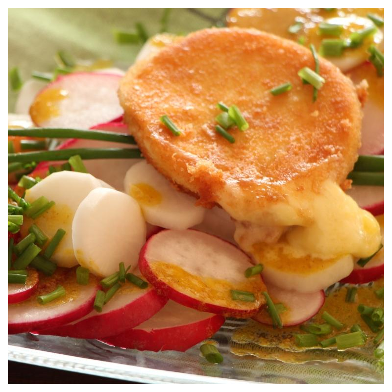 Radieschen-Rettich-Salat mit gebratenem Camembert