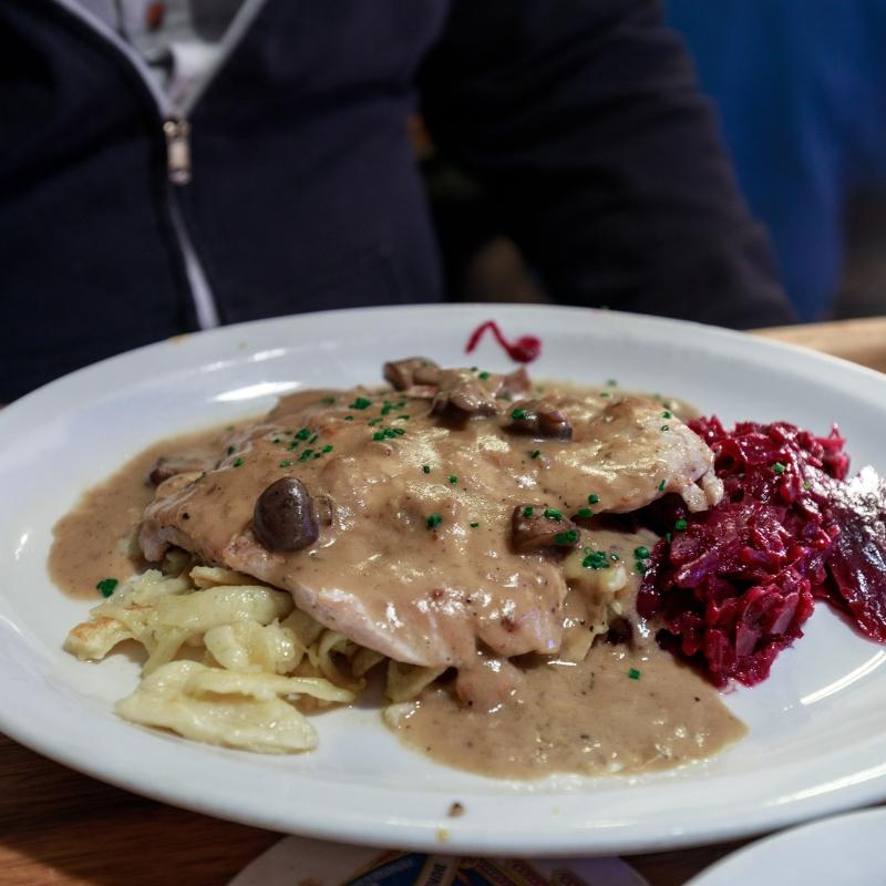 Schnitzel in Zwiebel-Champignonsauce
