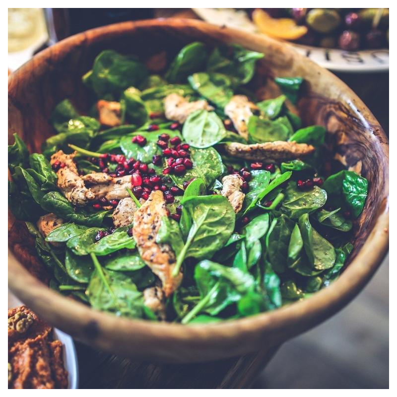 Spinatsalat mit Putenschnitzel und Pumpernickel