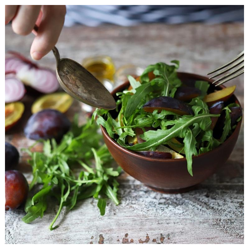 Bunter Zwetschgensalat mit Ziegencamembert